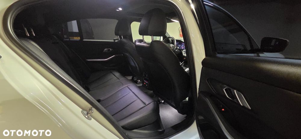 BMW Seria 3 330i Sport Line - 12