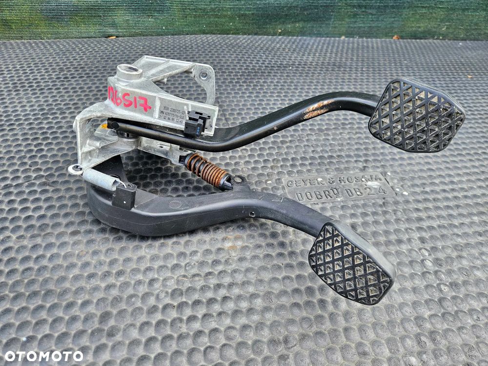 Pedały 678711/10 6761310 Pedał Czujnik Hamulca Sprzegła Stelaż Manual Europa BMW 3 E90 E91 E92 - 2