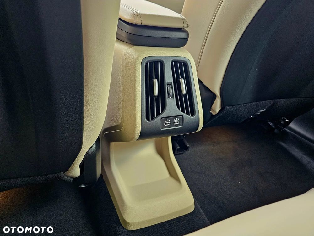 BMW iX2 eDrive20 66.5kWh M Sport - 32