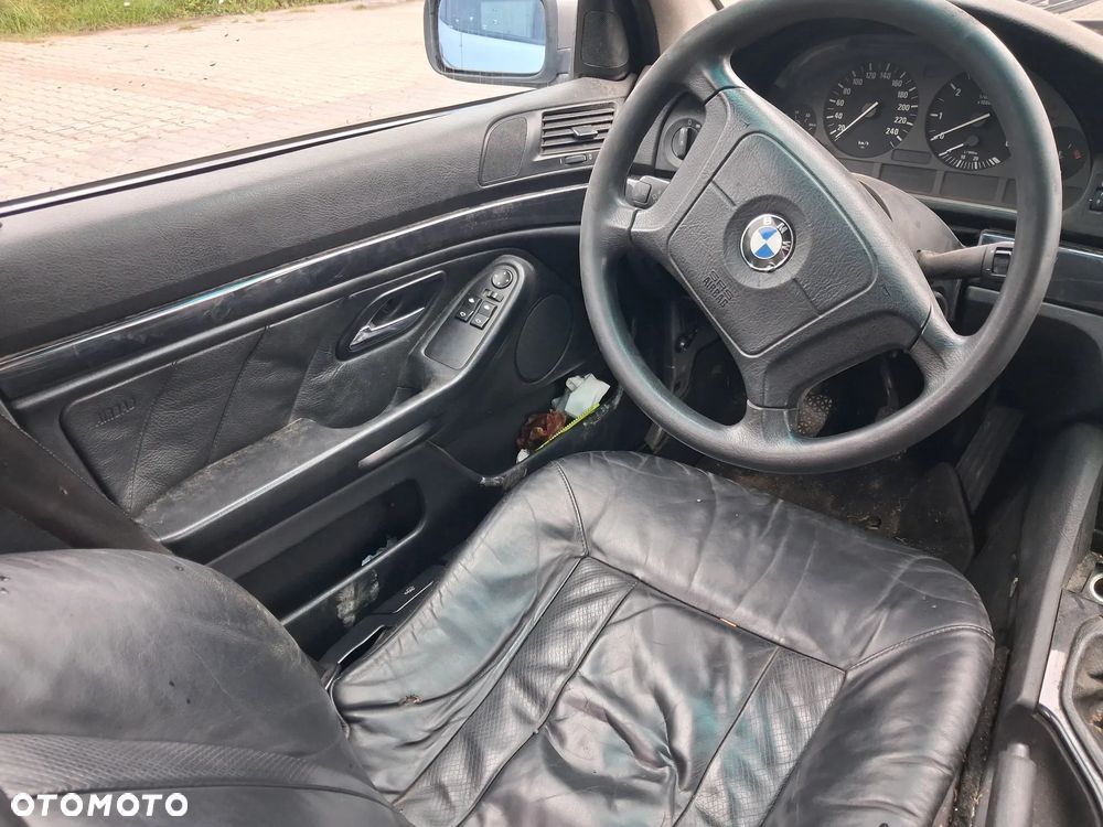 BMW 5 E39 silnik 2.5 TDS M51D25 143 KM skrzynia biegów 23001434452  S5D 2602 dyfer dyferencjał 33101428489  2,64 drzwi klapa maska zderzak błotnik Orientblau Metallic 317 alternator wtrysk przepustnica przepływomierz turbina alternator maglownica pompa wspomagania sprężarka klimatyzacji wentylator sterownik stacyjka moduł silniczek panel przewód wiązka radio konsola wyświetlacz tunel fotel fotele tapicerka skórzana skóra boczek podłokietnik szyba zwrotnica EGR chłodnica pas wzmocnienie lusterko lampa reflektor tłumik wydech halogen hak holowniczy klamka belka sanki mcperson amortyzator sprężyna felga zwrotnica blenda mikrostyk kierownica mechanizm zamek zacisk hamulcowy jarzmo klamka włącznik schowek lewarek wybierak osłona łapa poduszka zbiorniczek rura manetki kolektor pompa ABS NA CZĘŚCI wszystkie części - 15