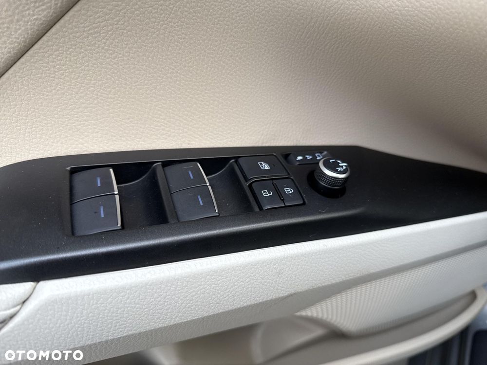 Toyota Camry 2.5 Hybrid Executive CVT - 19