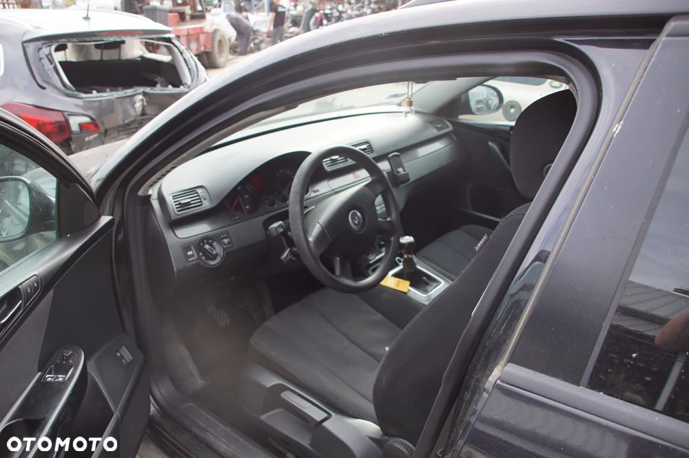 Auto na części - Volkswagen Passat B6 1.9 TDI 105 KM BXE HNV C9X 2006R Maska Drzwi Lusterka Zderzak Błotnik Silnik Skrzynia - 8