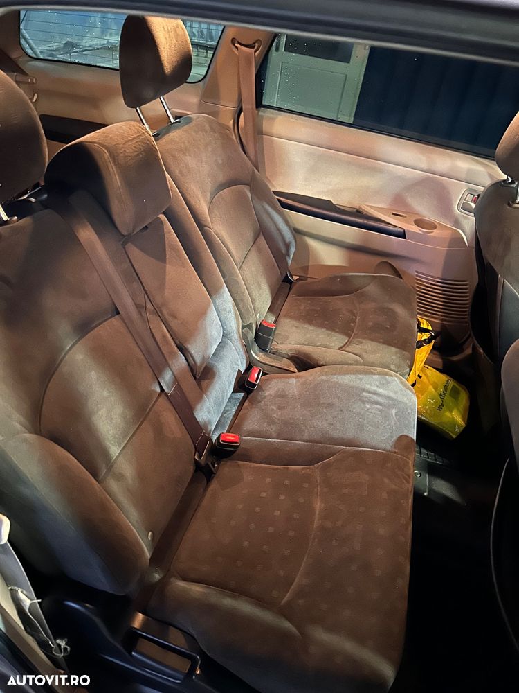 Mitsubishi Grandis - 8