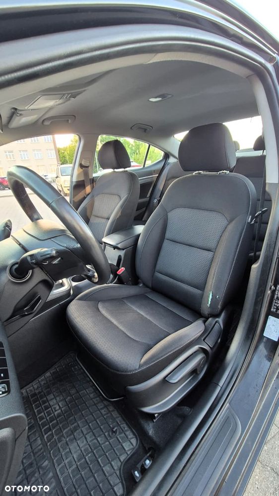 Hyundai Elantra 1.6 CRDi Style - 17