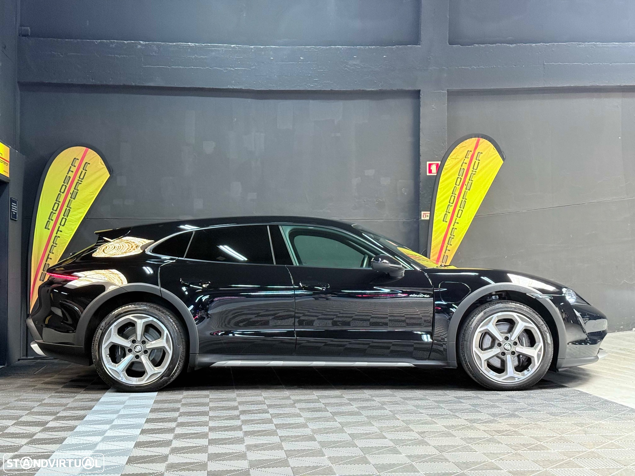 Porsche Taycan Cross Turismo 4 - 3