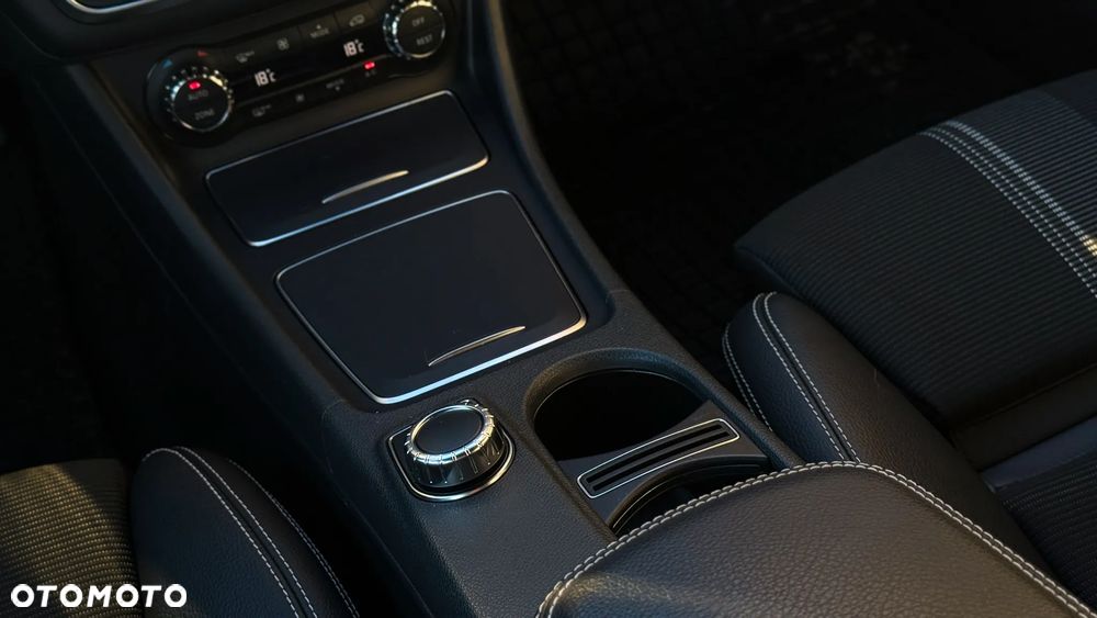 Mercedes-Benz GLA 200 7G-DCT - 19