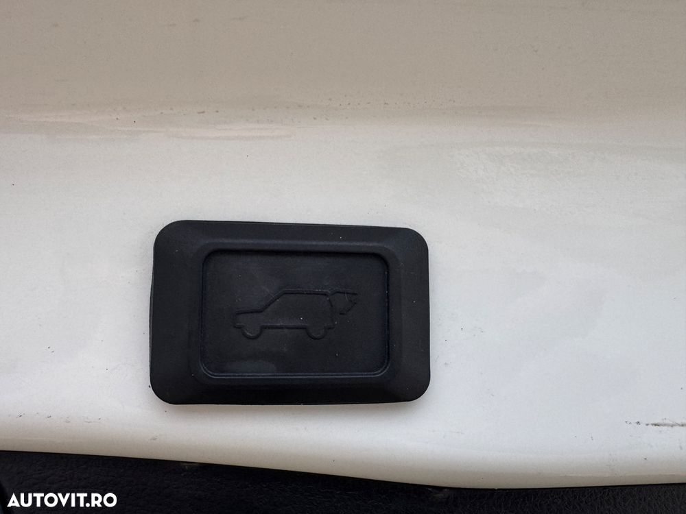 Toyota RAV4 2.5 PHEV VVT-iE 4x4 Style Bi-Tone - 17