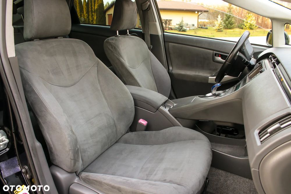 Toyota Prius (Hybrid) Executive - 18