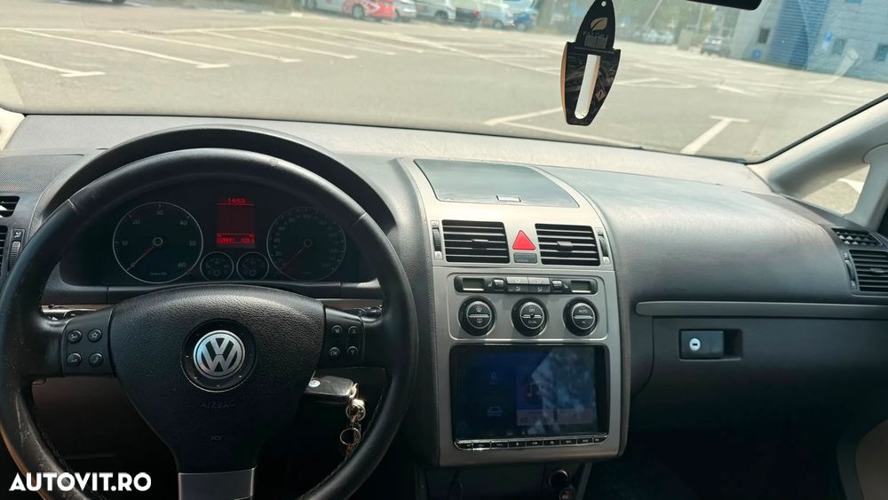 Volkswagen Touran - 14
