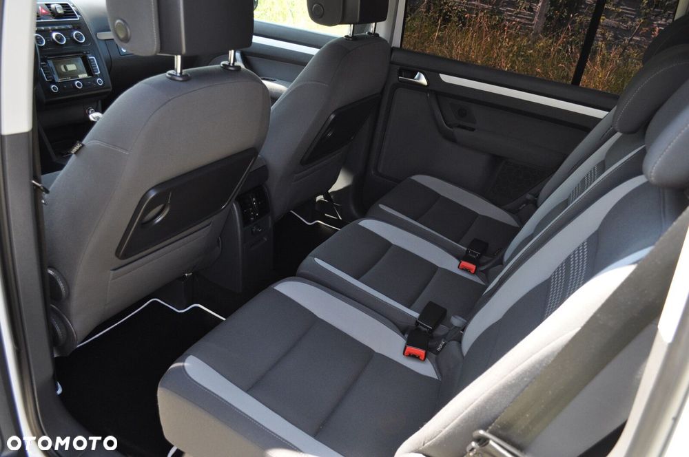 Volkswagen Touran - 12