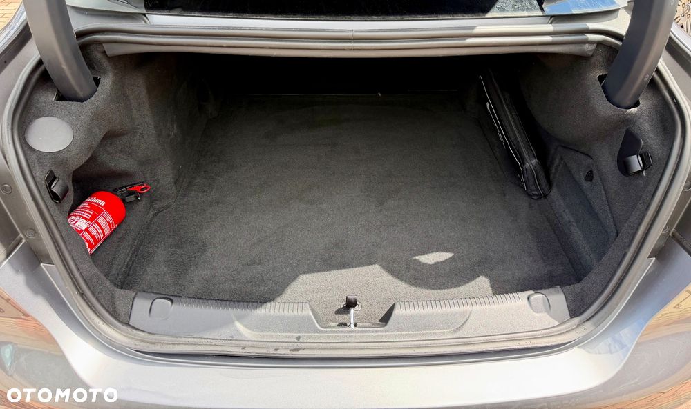 Jaguar XE P250 R-Dynamic SE - 18