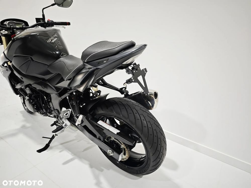 Suzuki GSR - 11