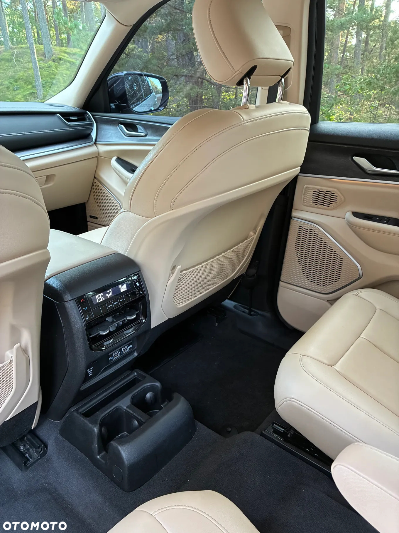 Jeep Grand Cherokee - 23