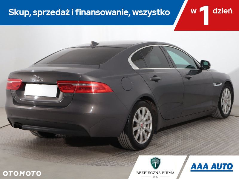 Jaguar XE - 6