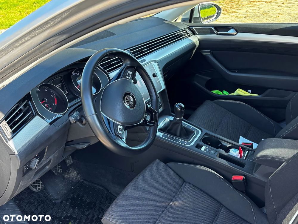 Volkswagen Passat - 11