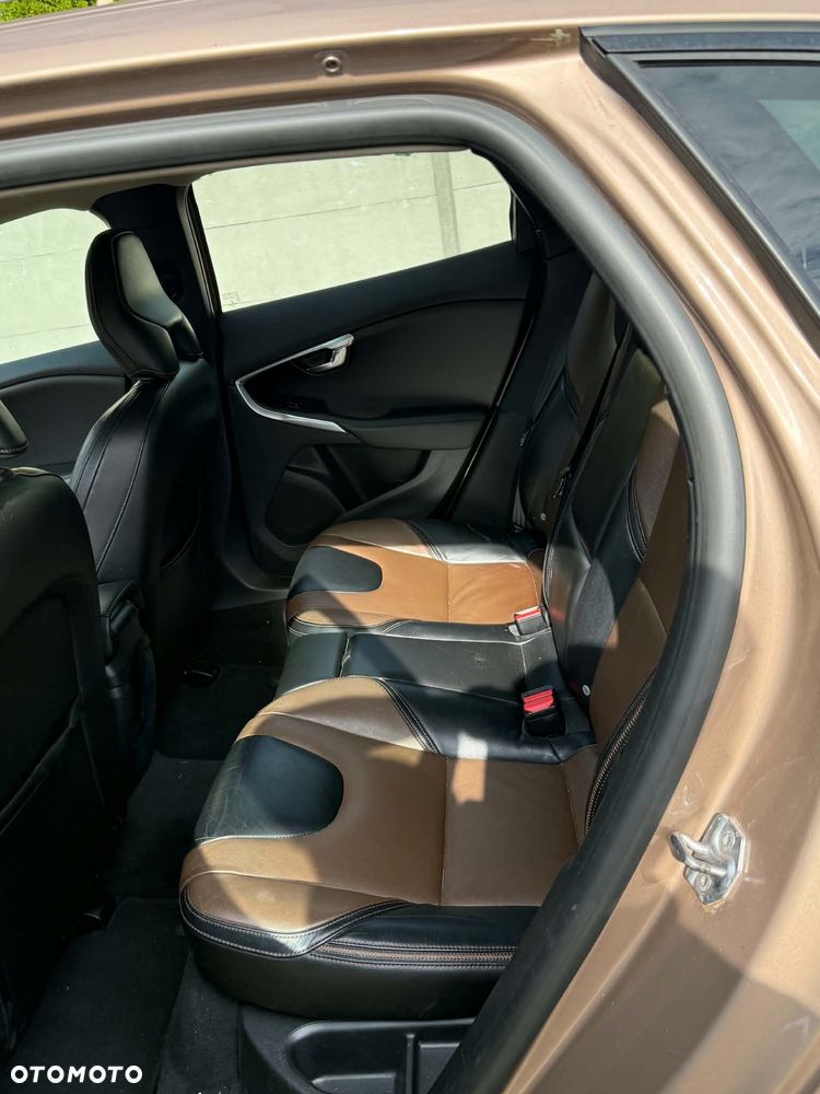 Volvo V40 Cross Country D3 Momentum - 9