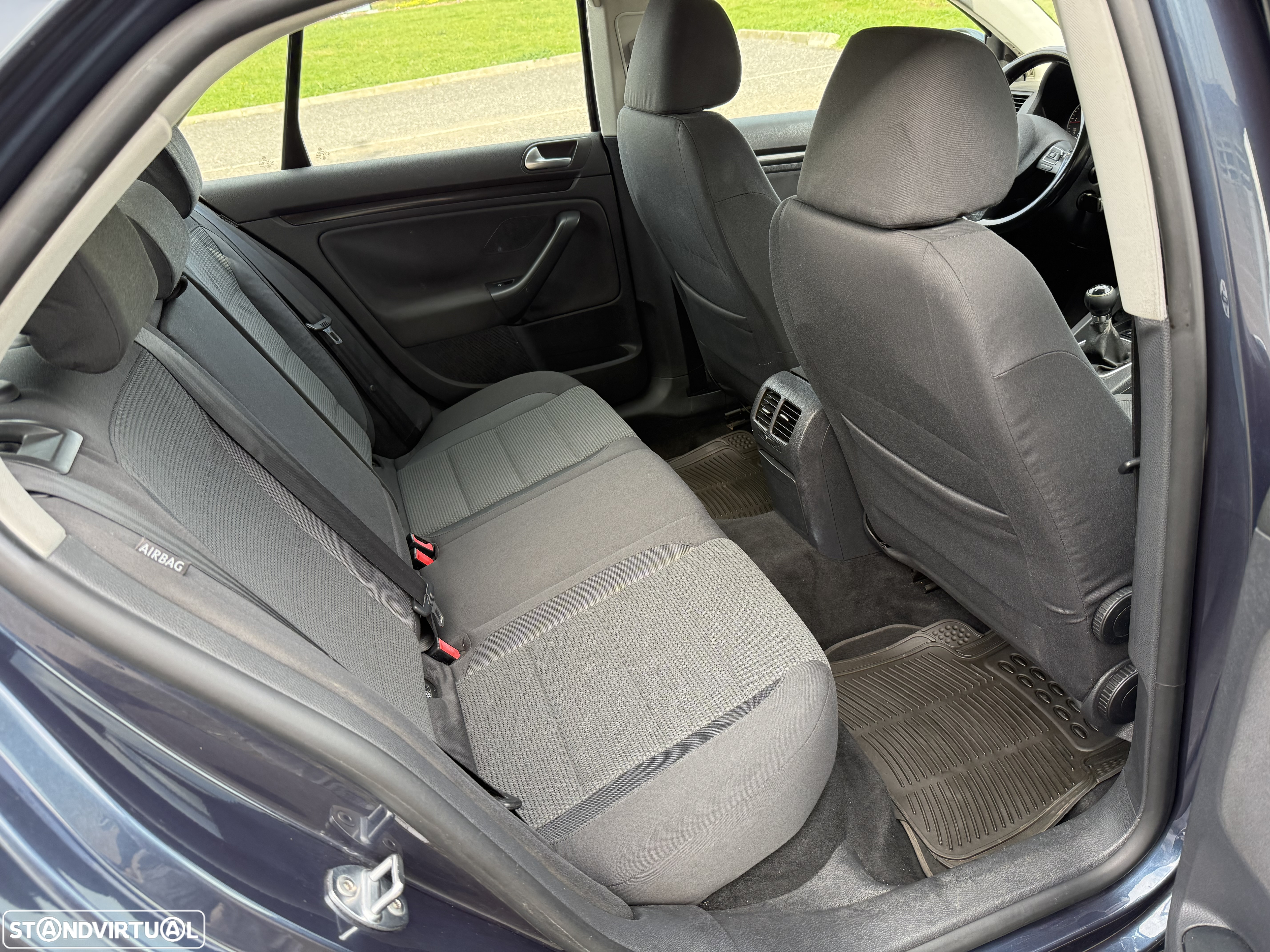 VW Jetta 1.6 TDi Confortline - 16