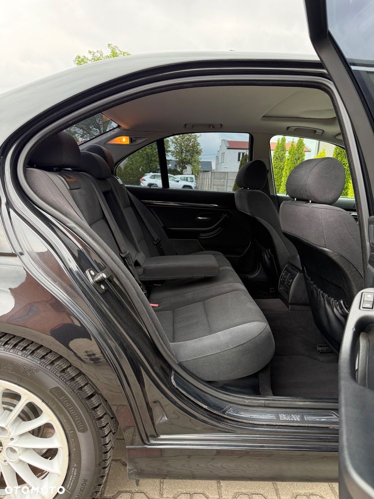 BMW Seria 5 520i - 32