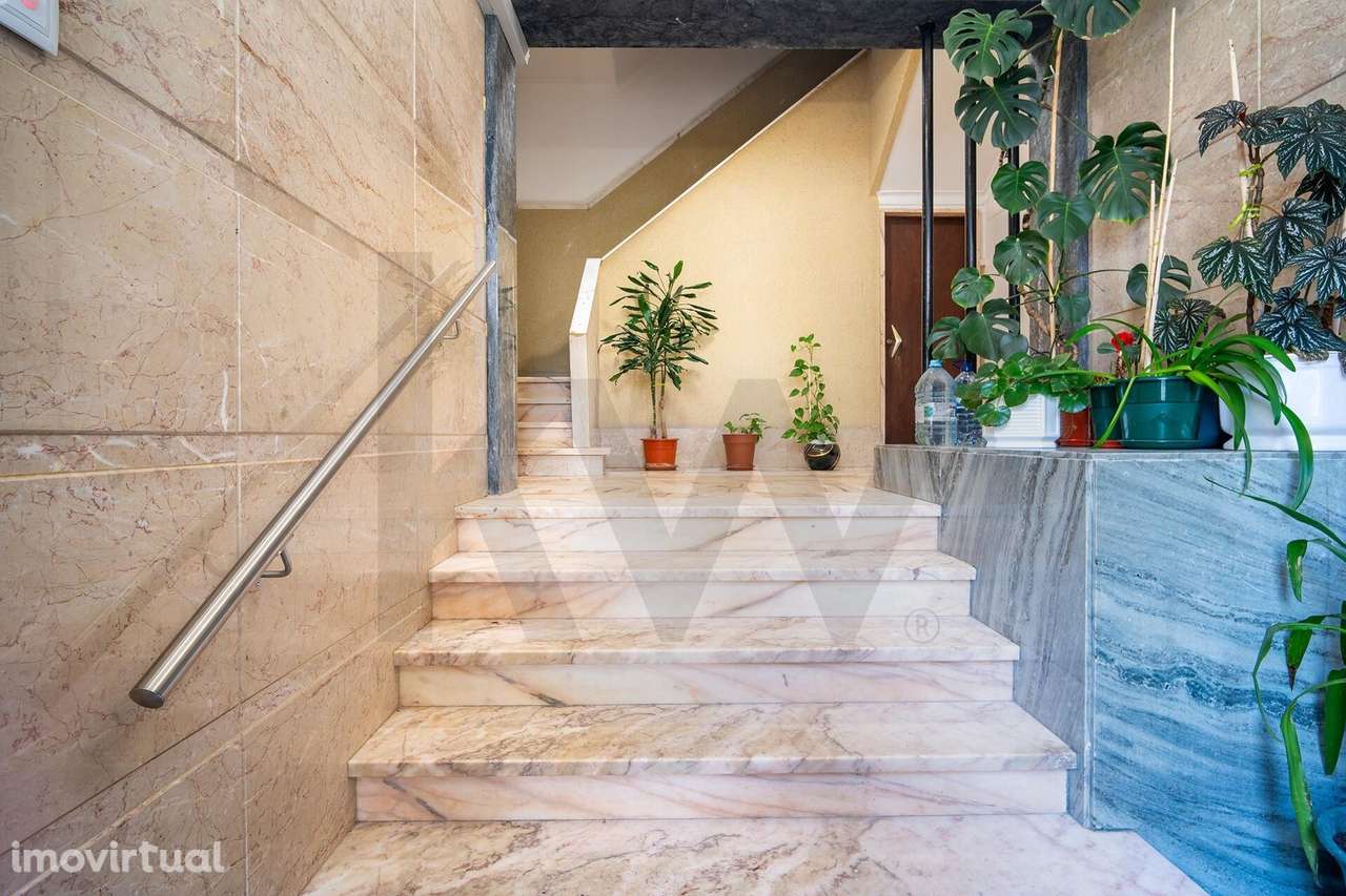 Luz, Espaço e Varandas Generosas | T2 com Potencial Único em Queluz - Grande imagem: 4/24