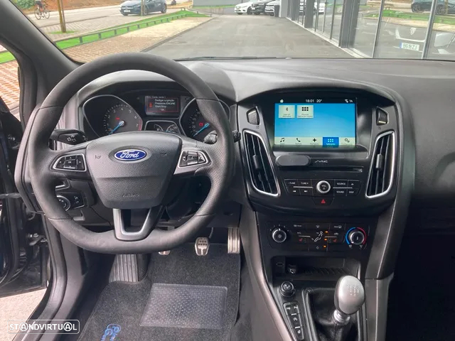 Ford Focus 1.0 EcoBoost S&S ST-Line - 26