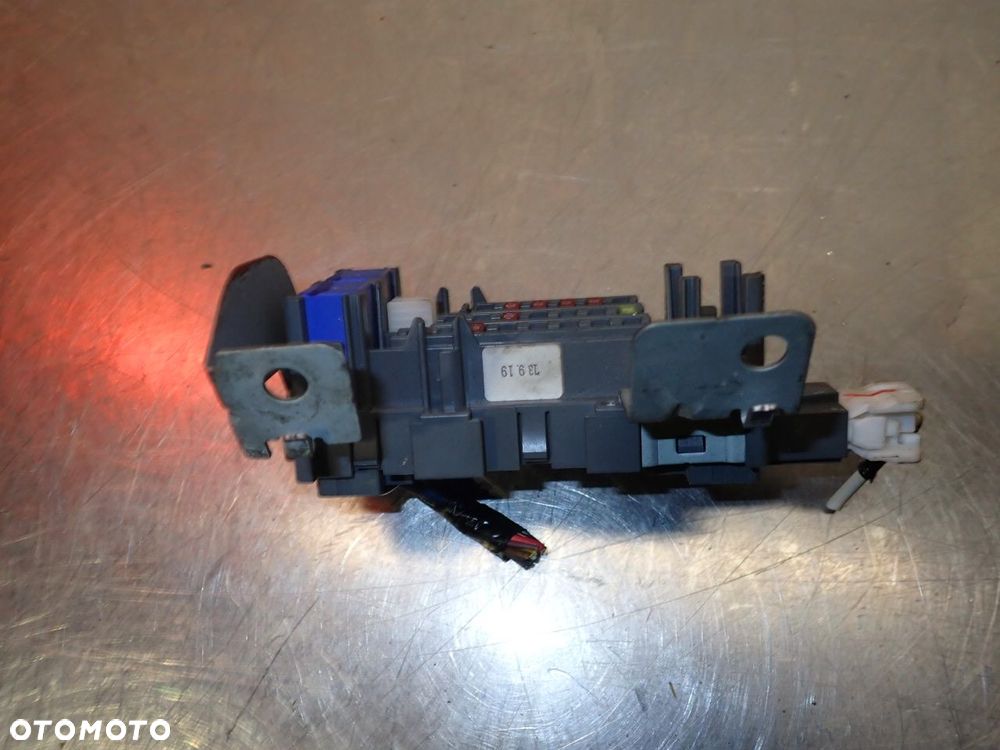 SKRZYNKA BEZPIECZNIKÓW NISSAN JUKE I - 2