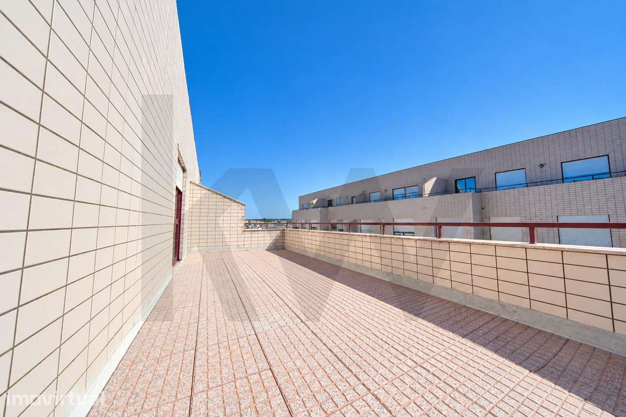 T2 + 1 no Último Piso com Dois Amplos Terraços e Excelente Exposição - Grande imagem: 4/32
