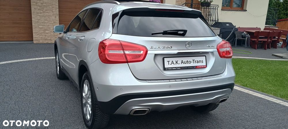 Mercedes-Benz GLA 250 4Matic 7G-DCT - 15