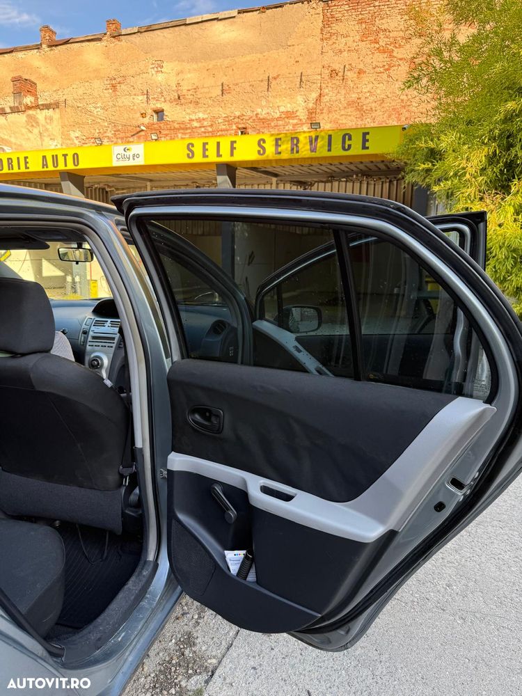 Toyota Yaris 1.0 Terra - 12