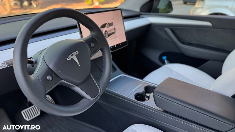 Tesla Model Y - 17
