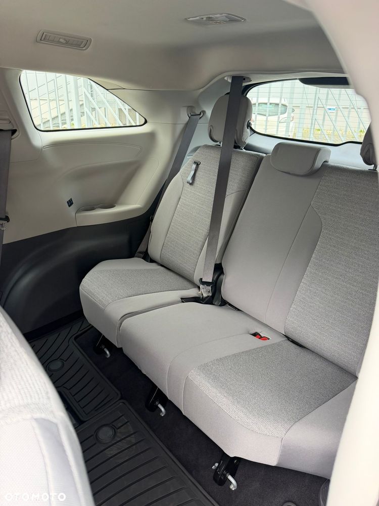 Toyota Sienna - 4