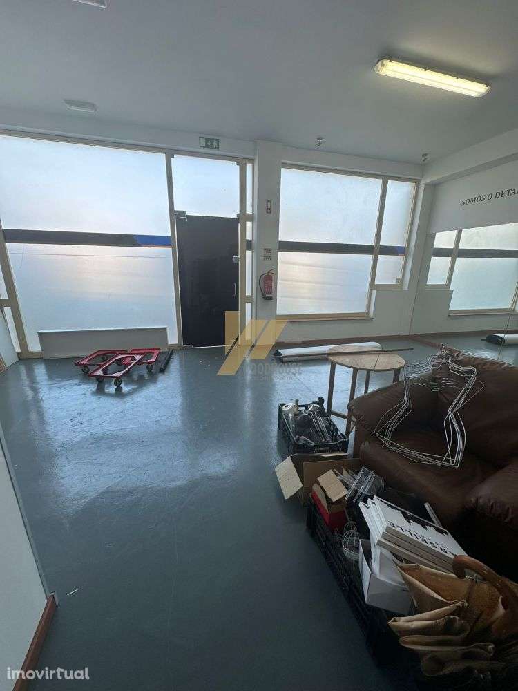 Loja com muita montra e visibilidade - Grande imagem: 2/3