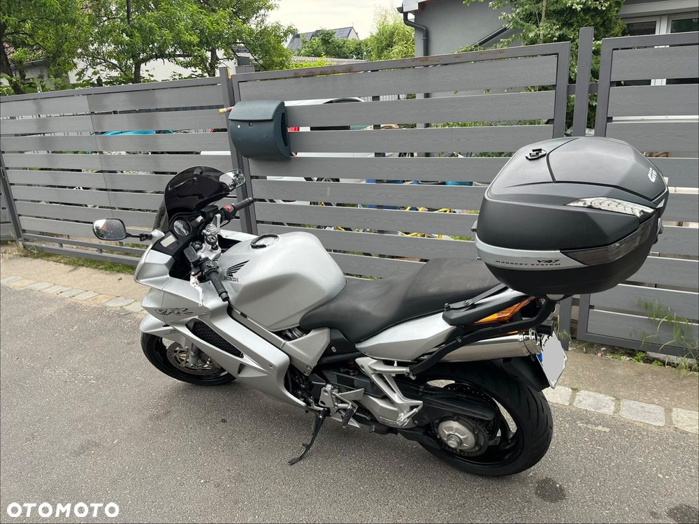 Honda VFR - 13