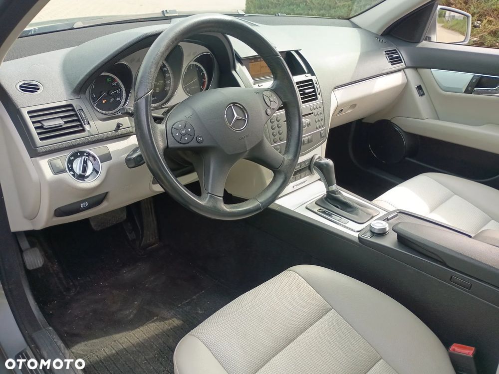 Mercedes-Benz Klasa C 180 CGI Automatik BlueEFFICIENCY Avantgarde - 24