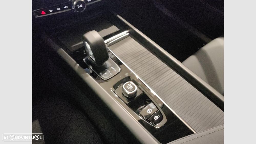 Volvo XC 60 2.0 T6 PHEV Core AWD - 17