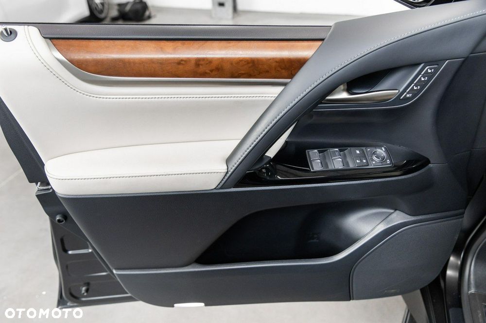 Lexus LX 570 Omotenashi - 33