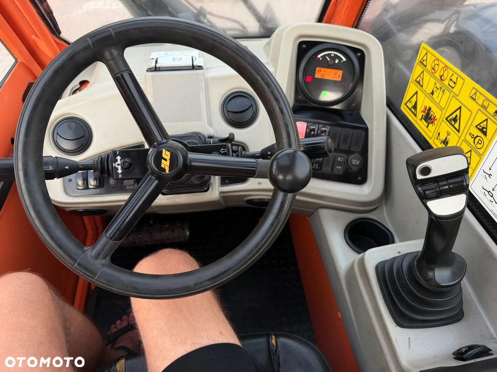 JLG 3614RS CAT Ładowarka Teleskopowa Dźwig Zwyżka 14 metrów wysuw. Udźwig 4 tony. Widły. Silnik DEUTZ TuRBO. 110KM. Maszyna jak Nowa z Norwegii Pracowała w Urzędzie Komunalnym.  DEKRA BMWT. skręt 3 tryby 4 koła KRAB. Auto-poziomowanie!  Zero luzów wycieków jak Nowa z salonu. Małe Gabaryty maszyny a potężny zasięg i udzwig! Skrzynia Hydrostatic 3 biegi. Zmiana na Pokrętle przy kierownicy. Wszystko Sterowane z 1 dżojstkika wraz z łapami! OKAZJA. Zero luzów. Ładowarka ma nadzwyczajnie duży prześwit od spodu. Opony jak Nowe! OKAZJA  2017 rok. Niski przebieg 3000mtg - 19