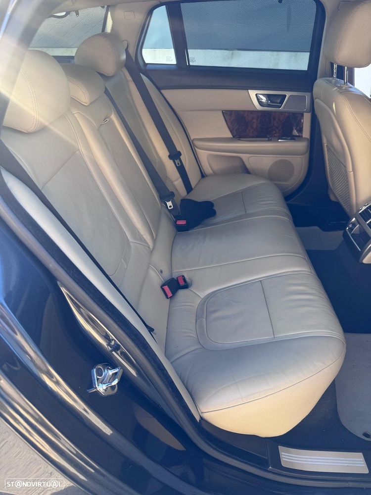 Jaguar XF Sportbrake 2.2 - 11