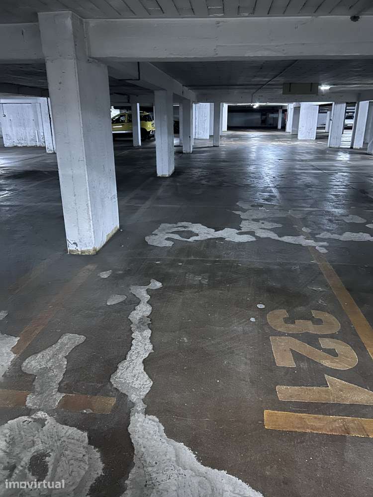 Estacionamento numa garagem privada à venda na Rua Elias Garcia, 11 - Grande imagem: 3/3