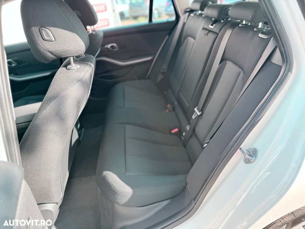BMW Seria 3 318i Touring Aut. - 13