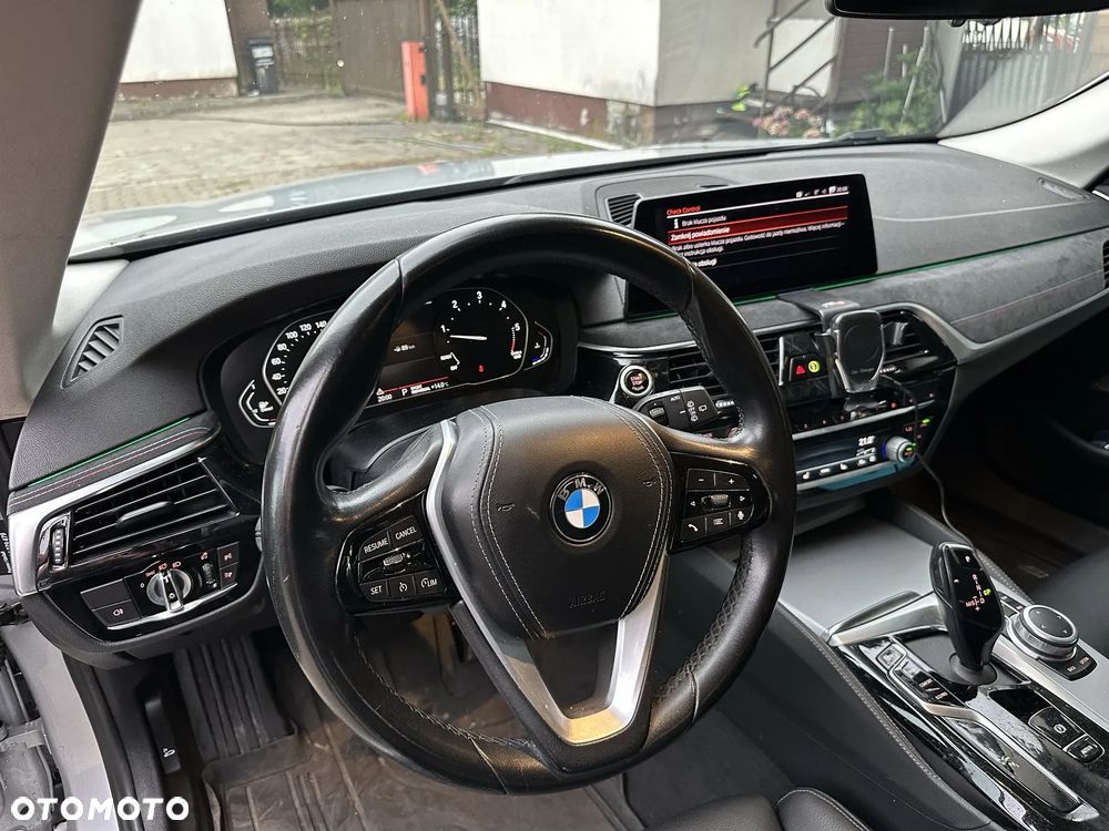 BMW Seria 5 530d xDrive mHEV - 13