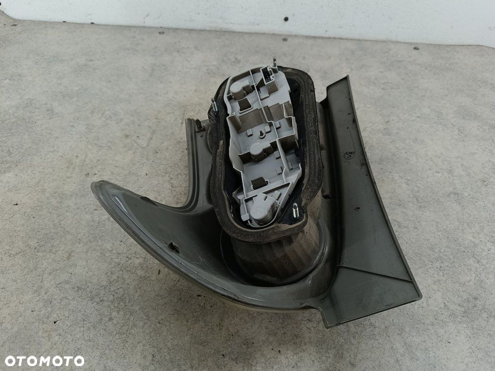 LAMPA TYLNA LEWA TOYOTA COROLLA VERSO II - 14