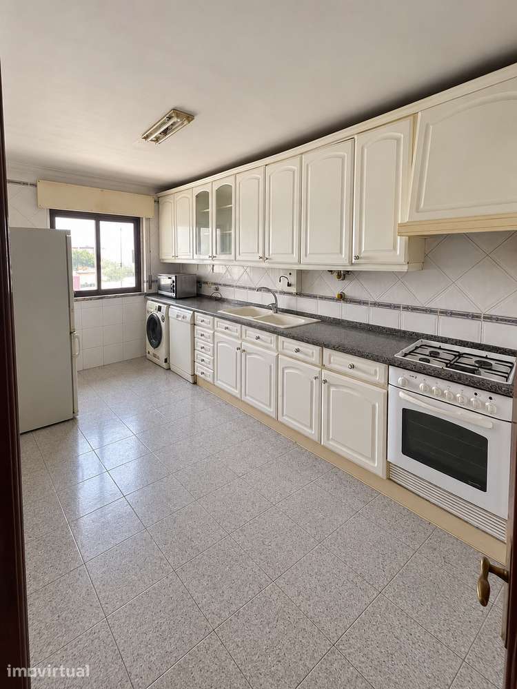 Apartamento T3 com Suite e Duas Frentes | Oportunidade em Mem Martins - Grande imagem: 3/12