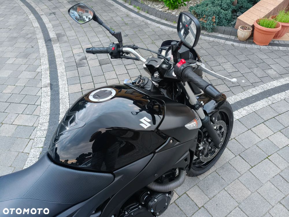 Suzuki GSR - 7