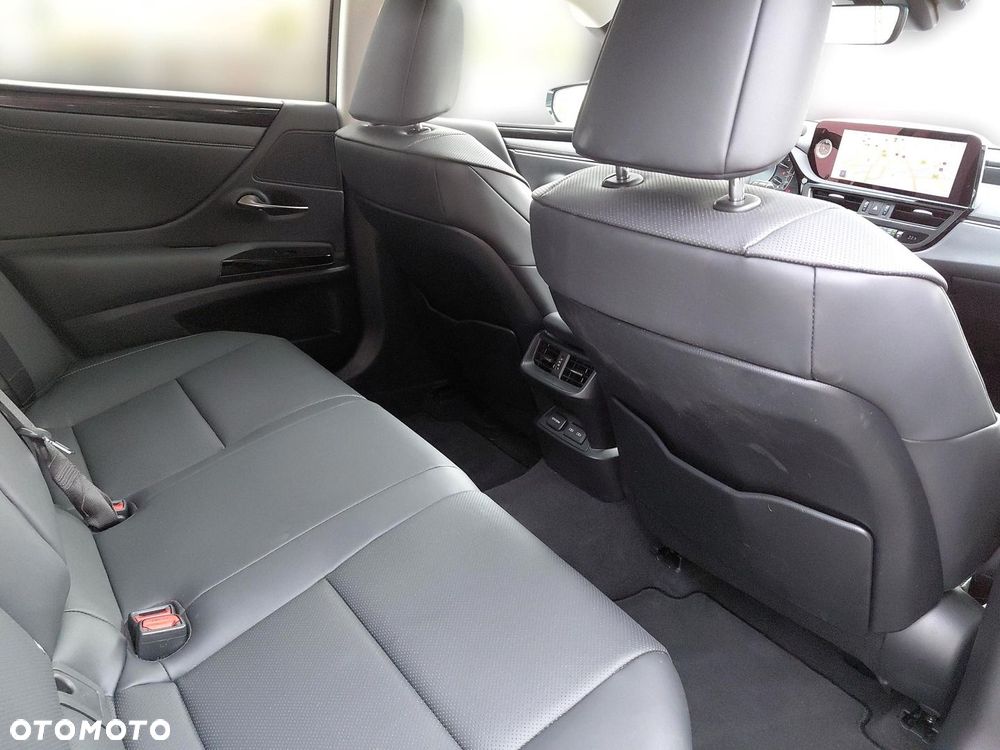 Lexus ES 300h Business Edition - 24