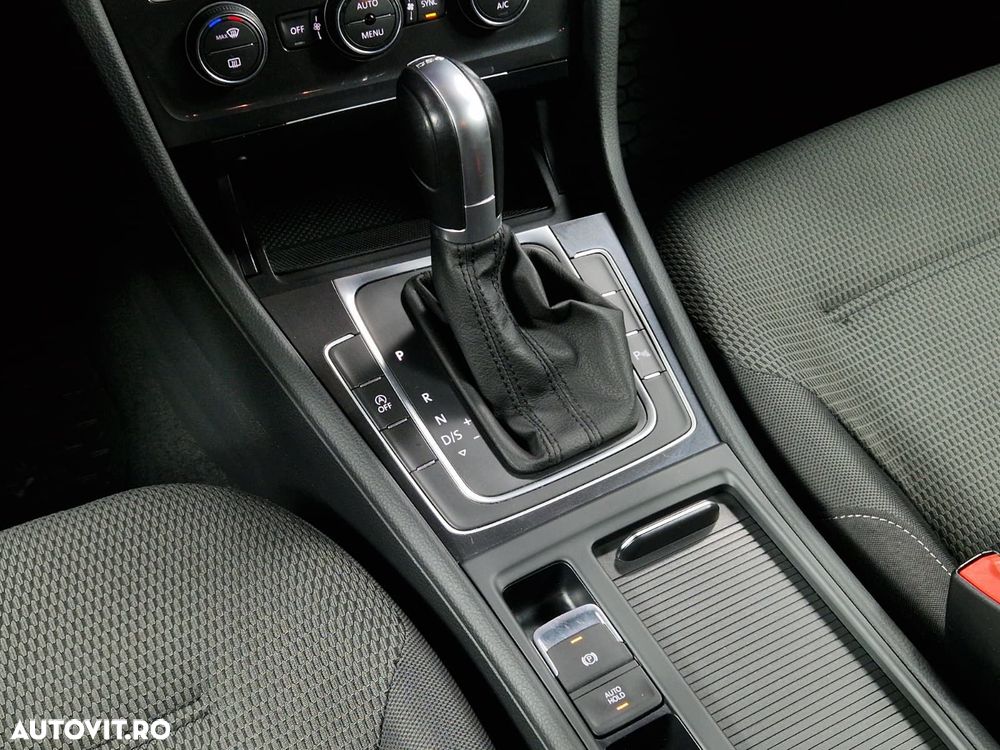 Volkswagen Golf - 22