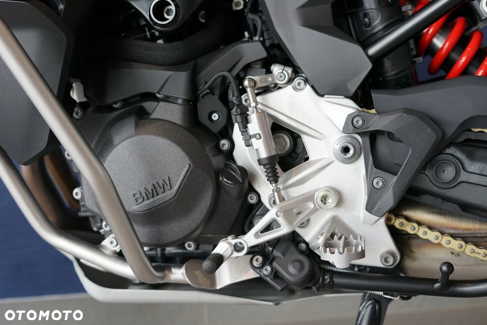 BMW F - 19