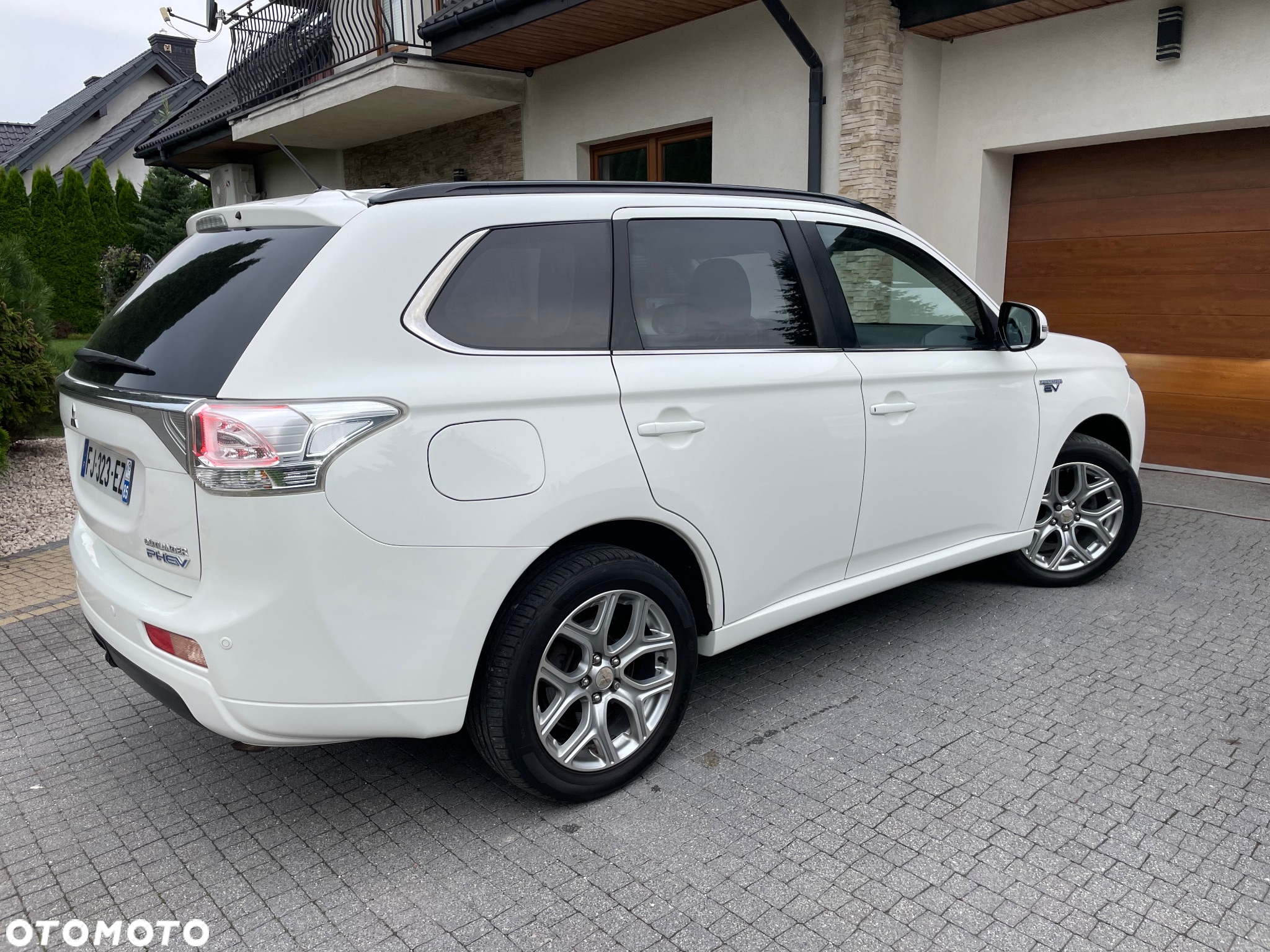 Mitsubishi Outlander 2.0 4WD Plug-In Hybrid - 25
