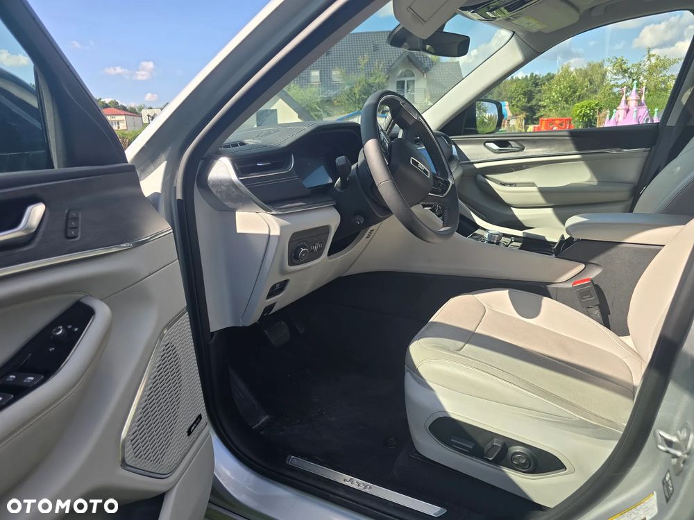 Jeep Grand Cherokee - 23