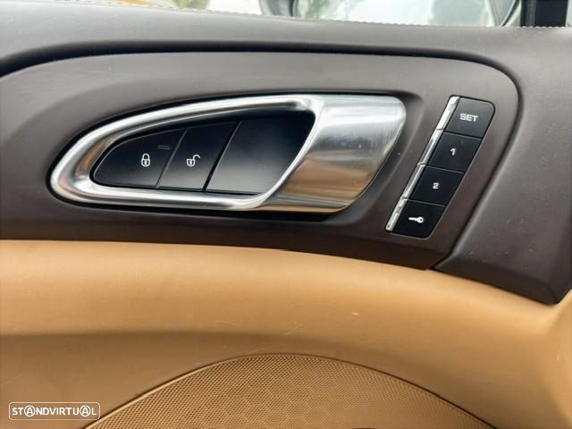 Porsche Cayenne Turbo S Tiptronic S - 23