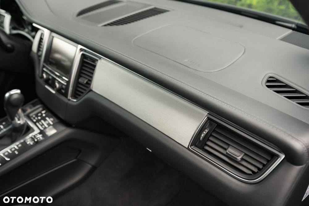 Porsche Macan Turbo - 33